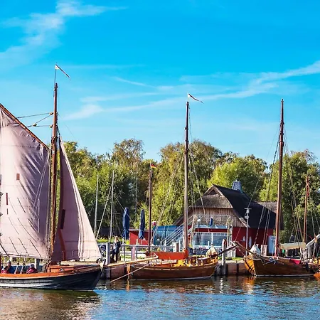 Boddenflair In Der Seefahrtschule * Wustrow (Fischland)